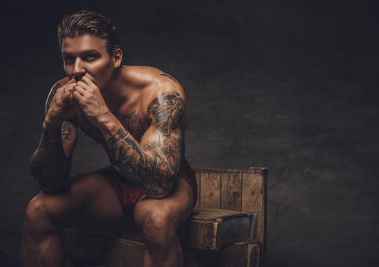 Homme musclé tatoué