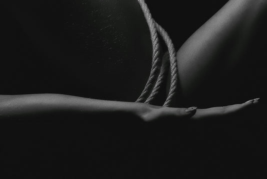 Qu'est-ce que le shibari ? L'art sensuel des cordes japonaises