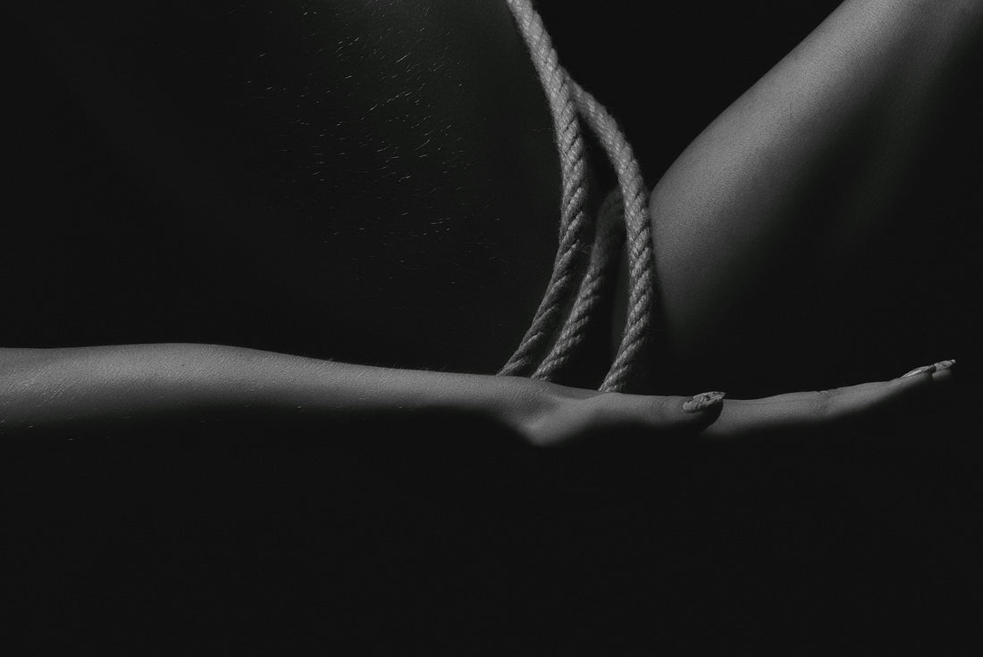 Qu'est-ce que le shibari ? L'art sensuel des cordes japonaises